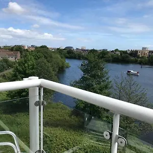 Apartment Beautiful River Views: 2 Bed / 2 Bath Modern Flat United Kingdom