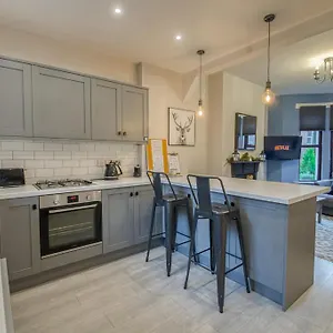 Charming Home, Beside The Serene Ormeau Park Belfast